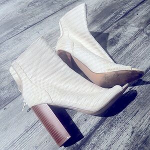 White pair of wedged boots suited for comfort !